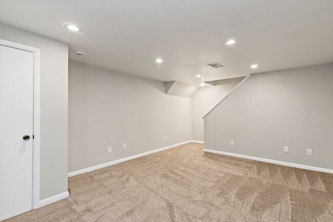 Building Photo - 1541 Moluf St