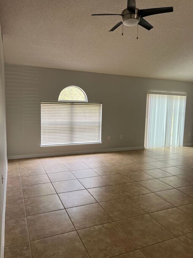 Building Photo - Updated Home in Poinciana