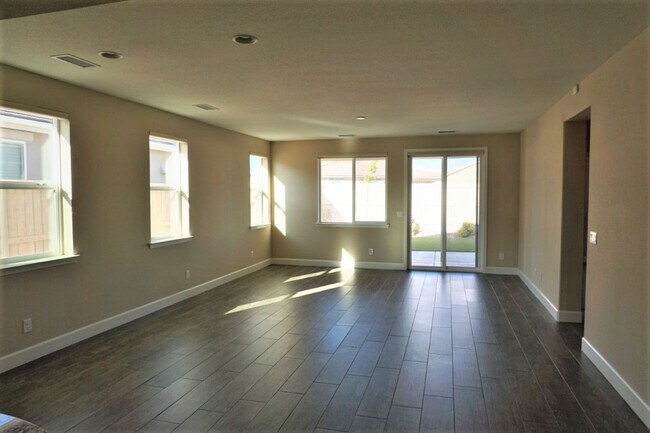 Building Photo - Like new in Damonte Ranch area!