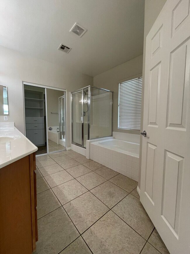 Building Photo - Beautiful Single Story Home in Gated Commu...