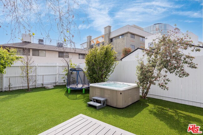 Building Photo - 527 S Bentley Ave