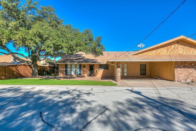 Building Photo - Stunning Country Club Townhome!!