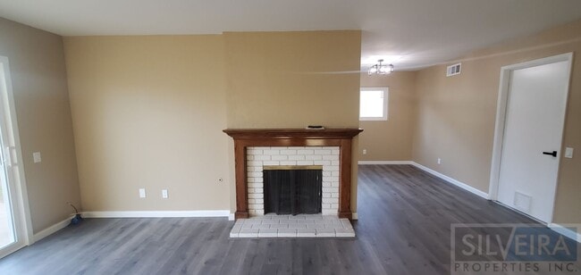 Building Photo - Three Bedroom Home In Santa Maria! Month to Month Tenancy