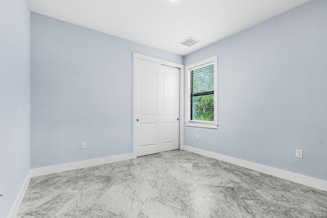 Building Photo - 408 41st Ave NE