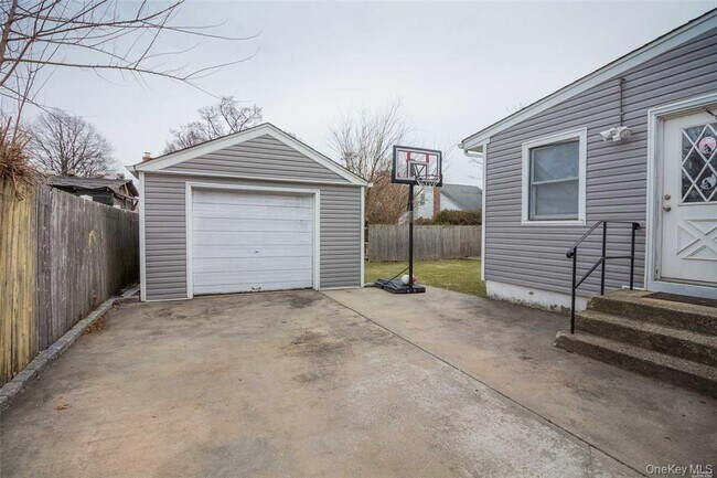 Building Photo - 343 Greengrove Ave