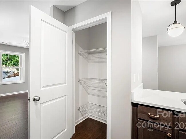 Building Photo - 10 Beryl Ct