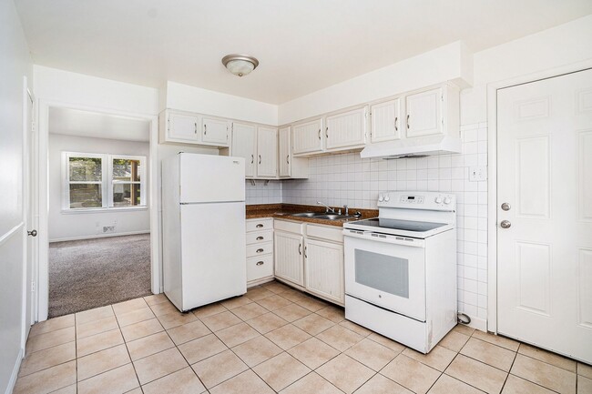 Building Photo - **$0 Application Fee for August!** Charmin...