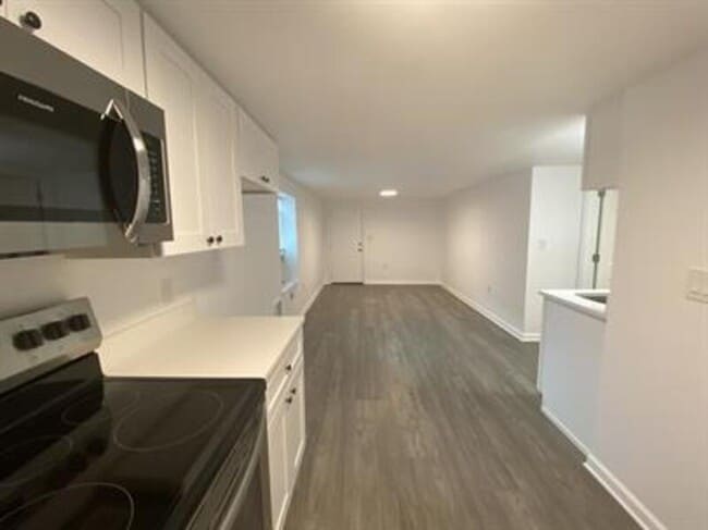 Building Photo - 1131 Queen St N