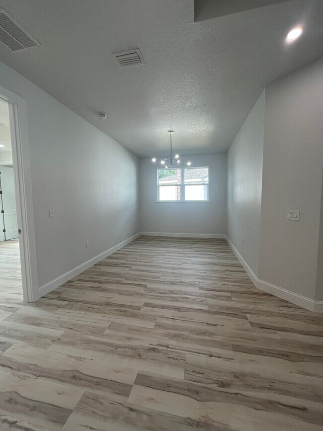 Building Photo - BEAUTIFUL BRAND NEW DUPLEX!!