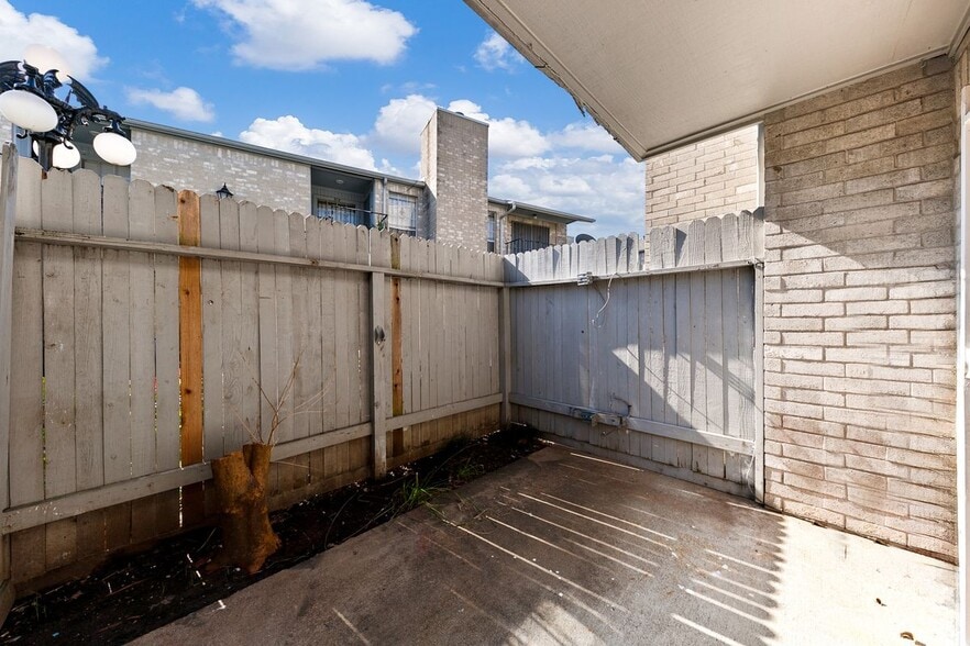 Building Photo - 6500 Sands Point Dr