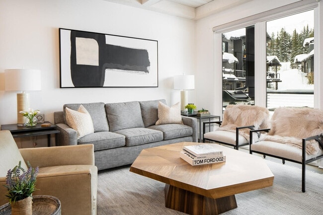 Building Photo - 5 Wildwood Rd W