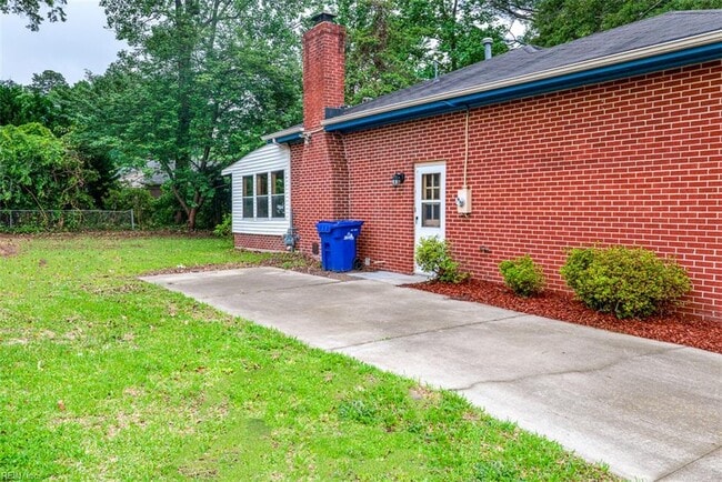 Building Photo - 5525 Greenefield Dr S