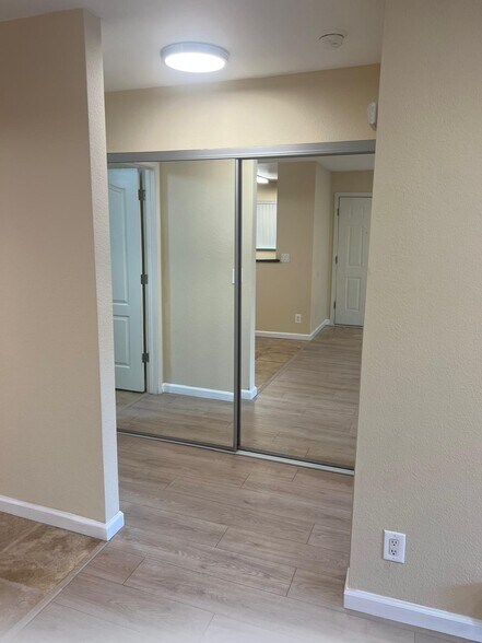 Building Photo - 923 Catkin Ct