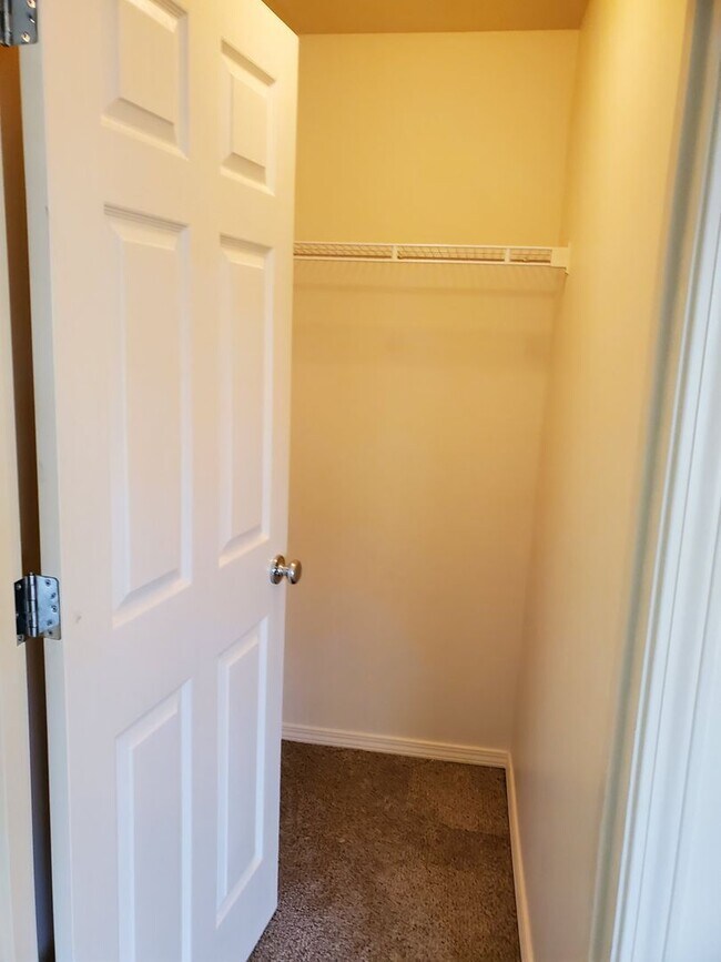 Building Photo - Great Location! 2 Bed 2 Bath Townhouse Style Condo! Open Concept! Laminate Floors Throughout Main!