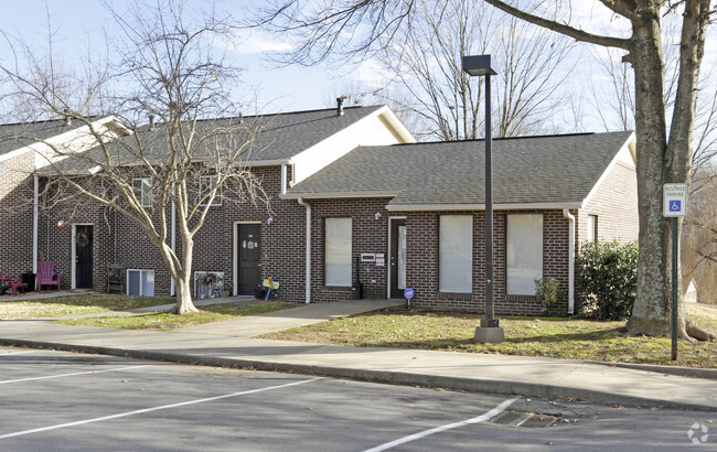 Building Photo - Rogersville Villas