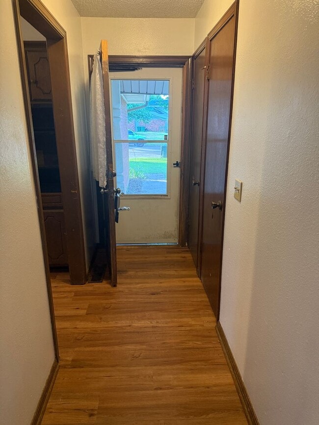Building Photo - For Rent - Charming 3 bedroom home in Yukon!