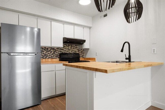 Building Photo - 620 S 1st St