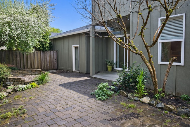 Building Photo - Modern 3 Bedroom, 2.5 Bath Home in Hillsboro with Granite Countertops and 2 Car Garage!