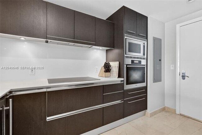 Building Photo - 17001 Collins Ave