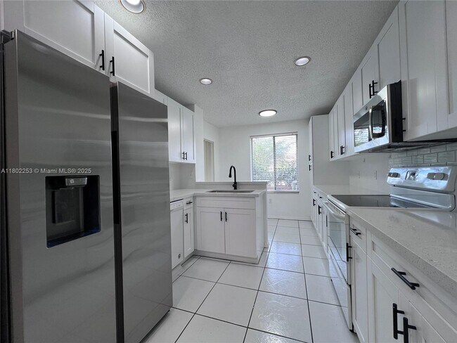 Building Photo - 16322 Malibu Dr