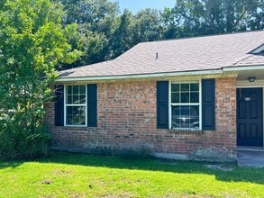 Building Photo - 2/2 with small yard!