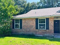 Building Photo - 2/2 with small yard!