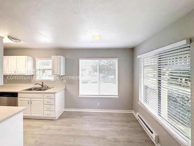 Building Photo - 12 Lakeshore Ct