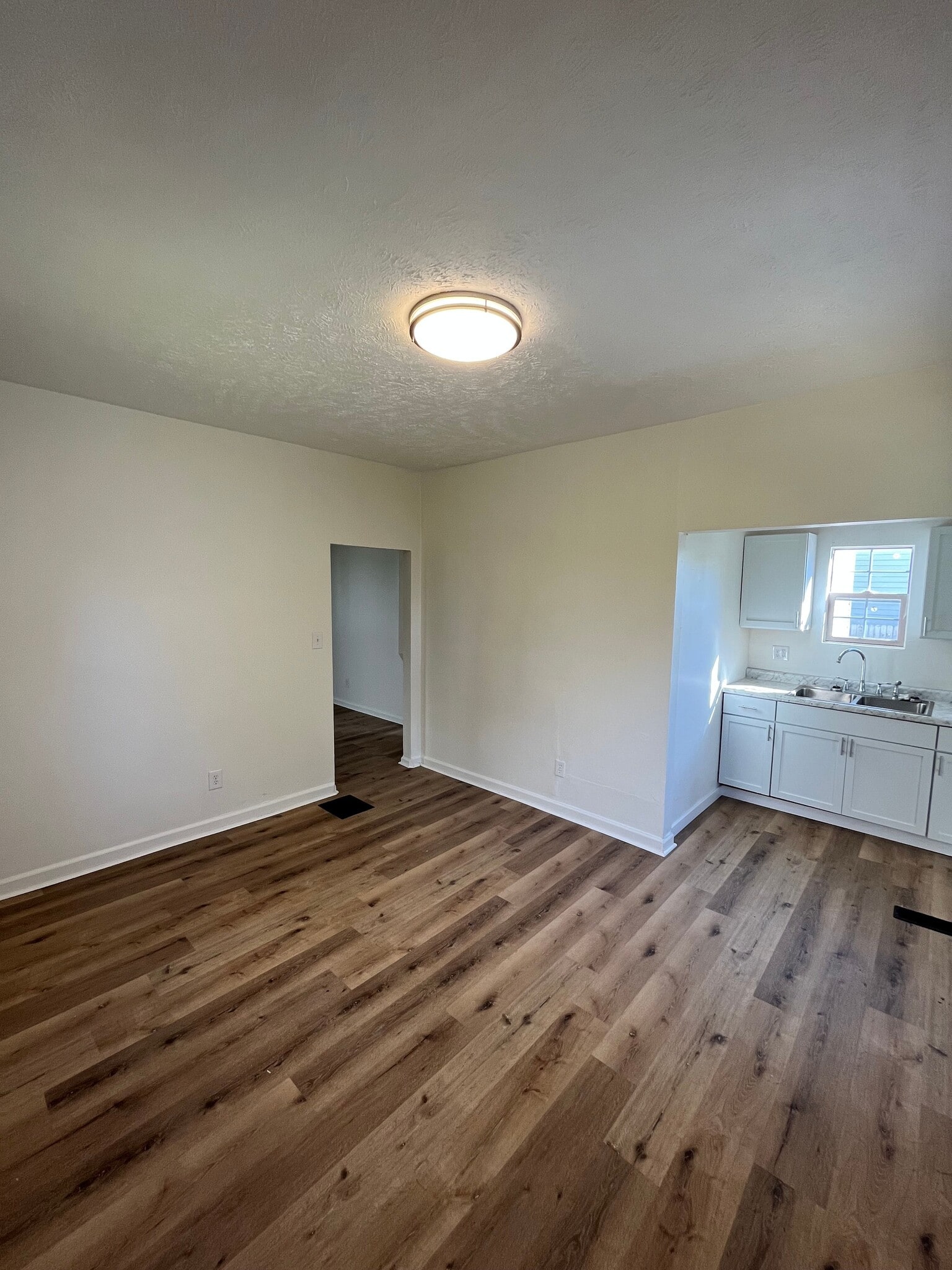 Dining area - 301 Johnson St