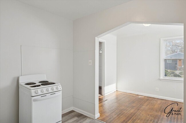 Building Photo - 2 bedroom - 2 bath - Detroit gem - $1200