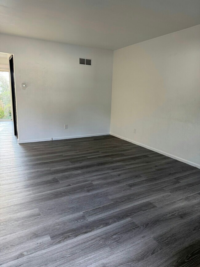 Building Photo - 4165 W Ridge Rd