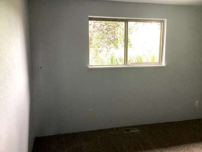 Building Photo - 2-Bedroom 1 1/2 bathroom townhouse in Springfield