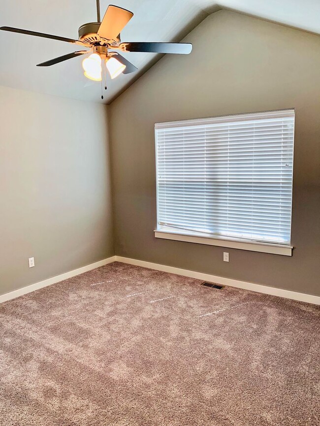 Building Photo - 2 Bedroom Condo for Rent in Fayetteville!