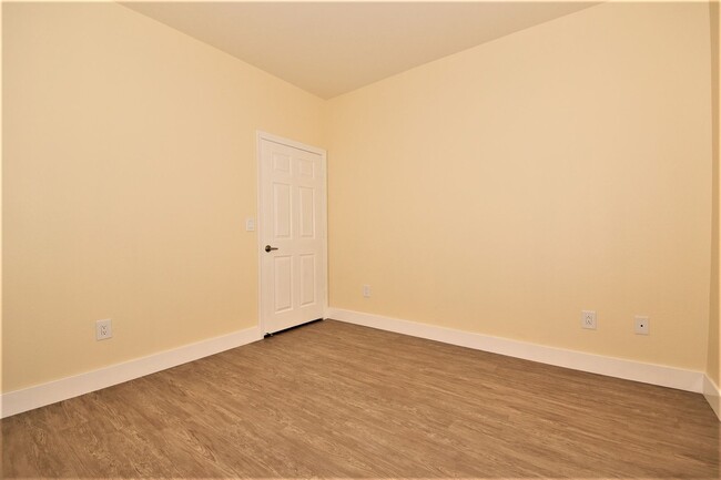 Building Photo - Lovely 1st Floor, 2 Bed 2 Bath At Coronado...