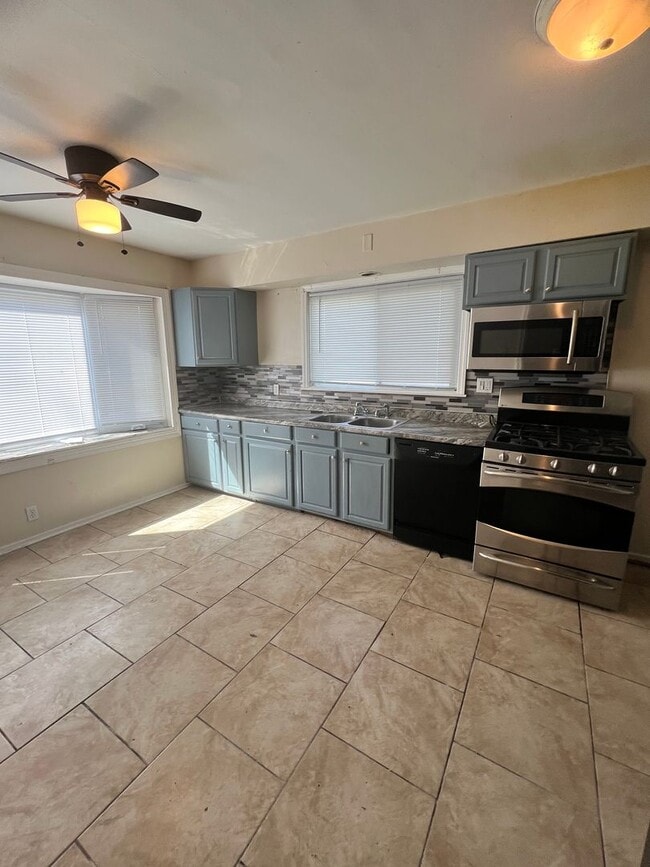 Building Photo - 3 Bedroom Home with 1.5 Bathrooms