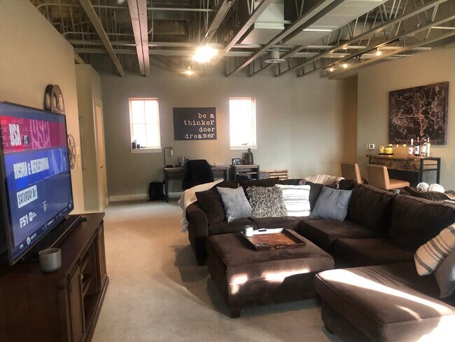 Building Photo - 706 SW Industrial Way