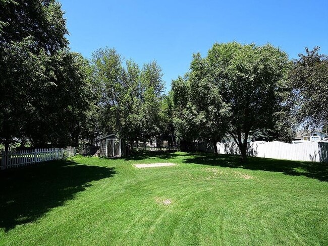 Building Photo - 820 Redwood Rd