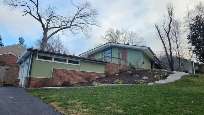 Building Photo - Beautiful Ft Hunt Area Home