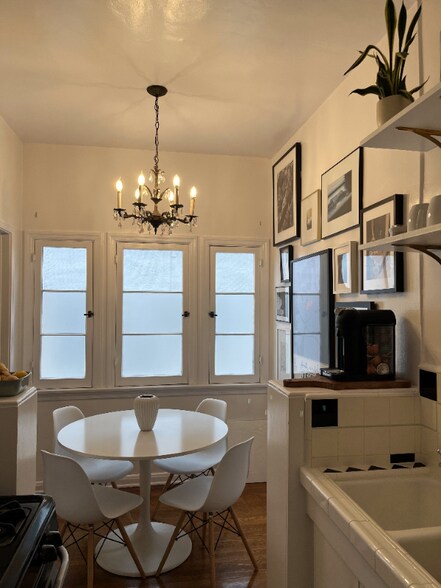 Building Photo - 414 N Sycamore Ave