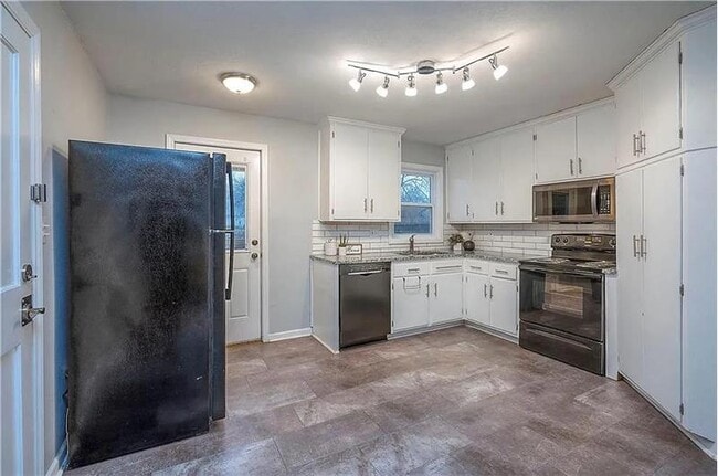 Building Photo - 1004 E Cedar St