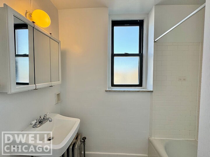 Building Photo - 3333 W Diversey Ave