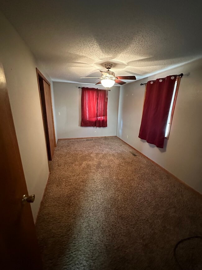 Building Photo - 1010 E 3rd St