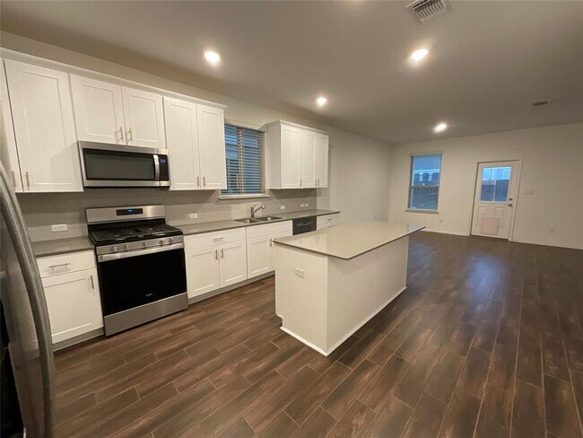 Building Photo - 128 Banyon Dr