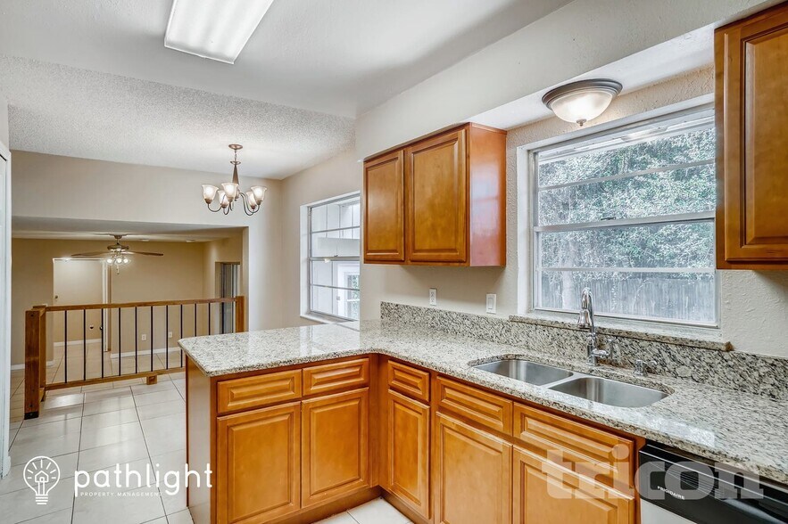 Building Photo - 842 Benchwood Ct