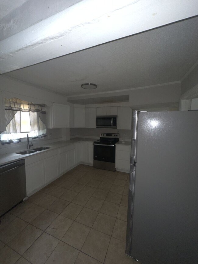 Building Photo - Single Family Home Available Almost Immediately!