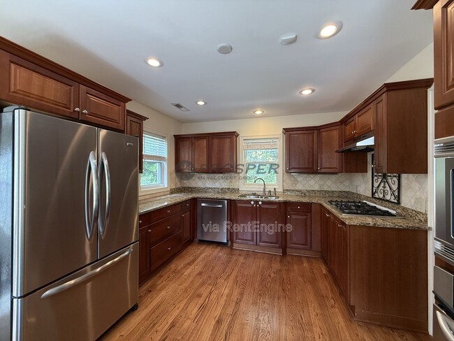 Building Photo - 575 Elizabeth Ln W