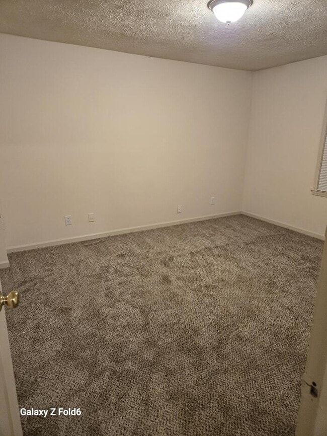 Building Photo - 2 Bedroom Townhouse