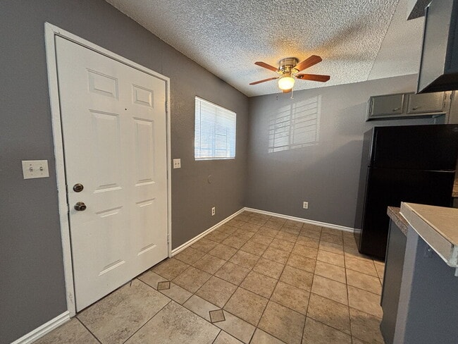 Building Photo - Charming 2-bedroom, 1-bath upstairs unit located in the Huntridge/Downtown Las Vegas area!