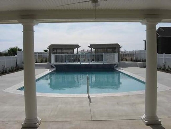 Building Photo - COMING SOON - FIRST FLOOR APARTMENT COMMUN...