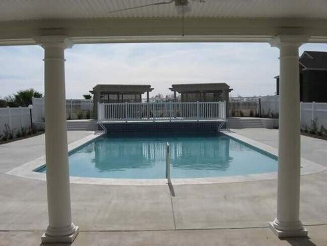 Building Photo - FIRST FLOOR APARTMENT COMMUNITY POOL!
