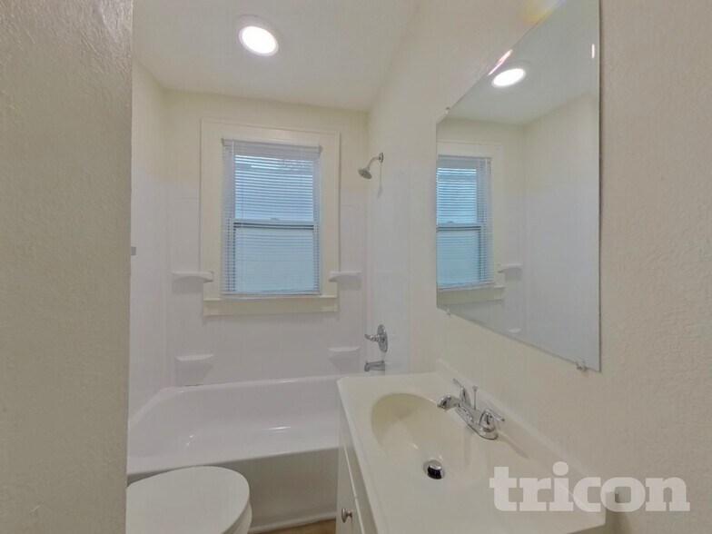 Building Photo - 1511 N Davidson St